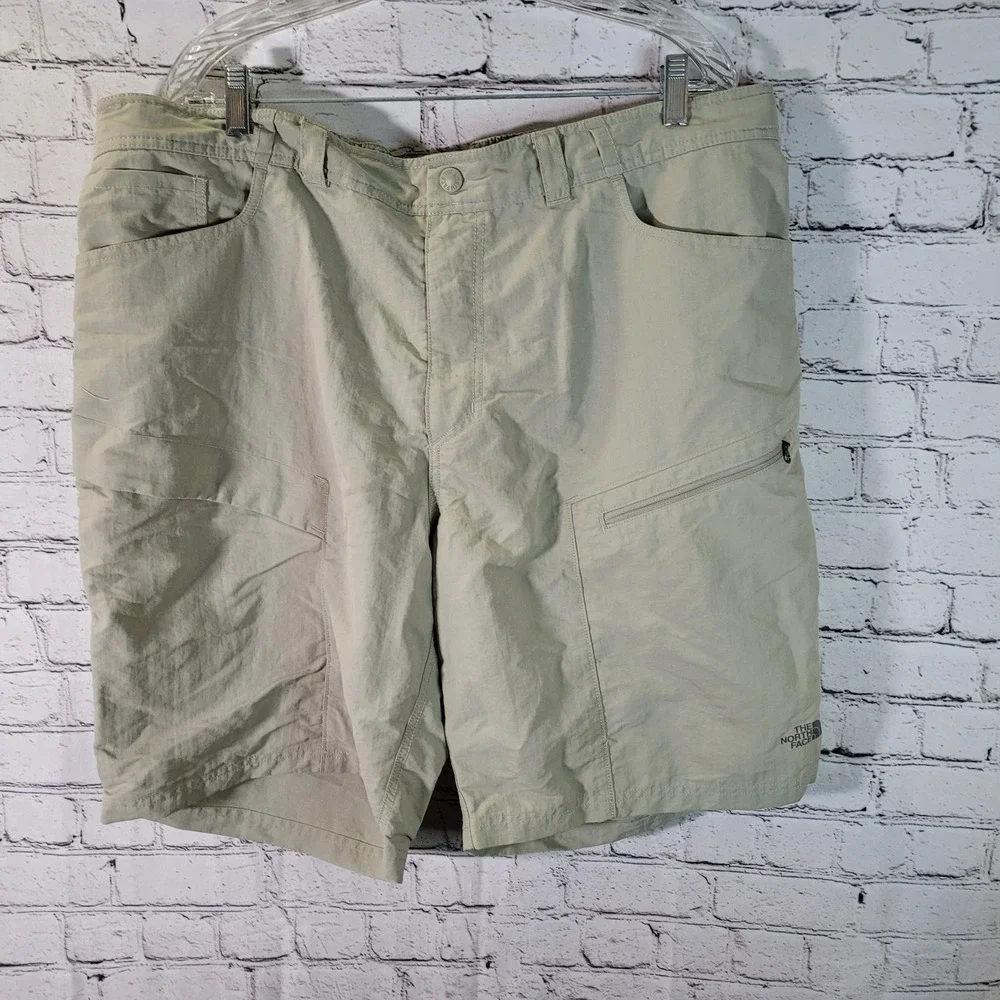 The North Face Cargo Shorts Men's XXL Beige‎ 100% Nylon Zipped Pockets